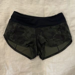 Lululemon speed up low rise 2.5” size 4 camo